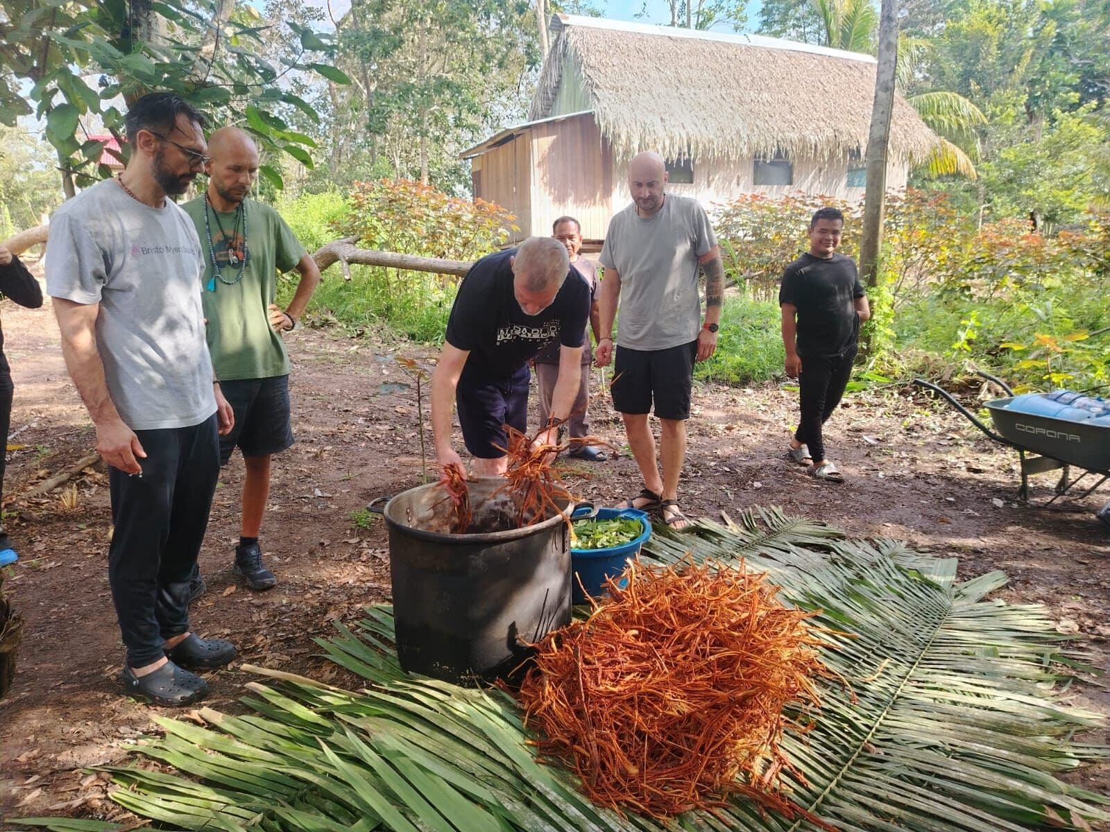 Visitantes preparando la ayahuasca